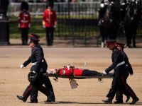 в Лондоне трое гвардейцев потеряли сознание