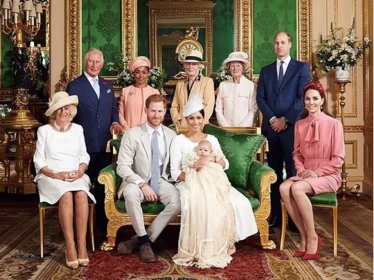 Королівська родина. Офіційний знімок після хрещення Арчі
