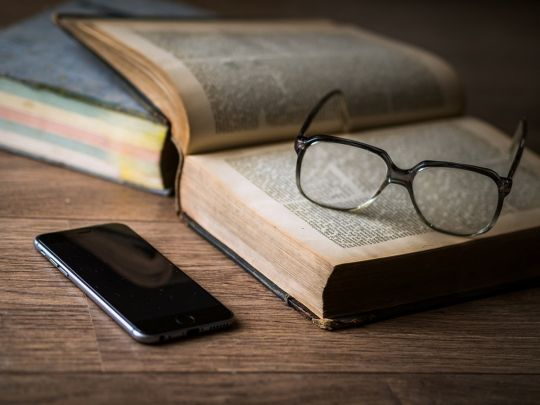 Смартфон, книга и очки