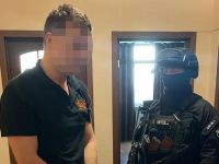 Затриманий та правоохоронець