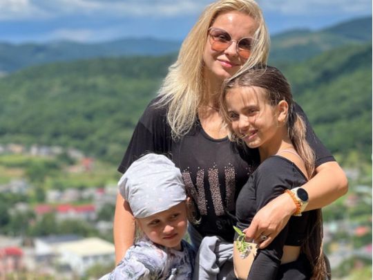 Лилия Ребрик с дочерьми Полиной и Дианой