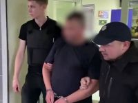 Поліцейські та затриманий