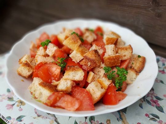 Хлебный салат с томатами