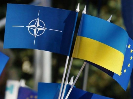 прапори НАТО та України