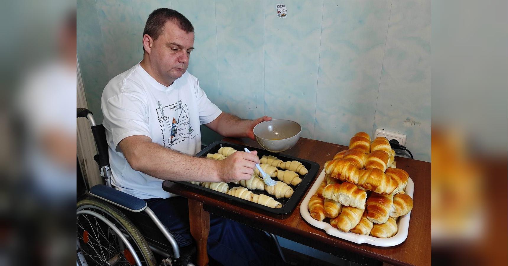 Инвалид-спинальник Евгений Компанец с семьей готовят для ВСУ вкусняшки -  «ФАКТЫ»