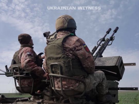 Зенітники ЗСУ за роботою на установці ЗУ-23-2