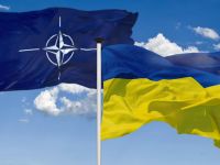 Прапори НАТО та України