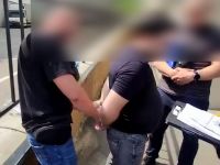 Затриманий та поліцейські