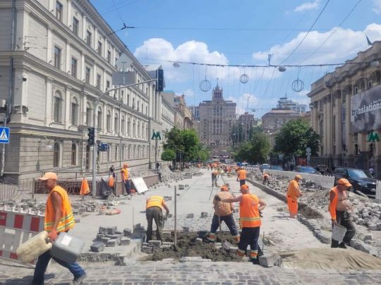 Будівництво на вул. Хмельницького у Києві