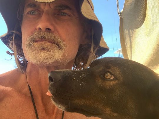 Спасенный австралиец Тим Шэддок со своей собакой Беллой