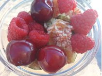 Фруктово-ягідний салат «Яскраві барви липня»