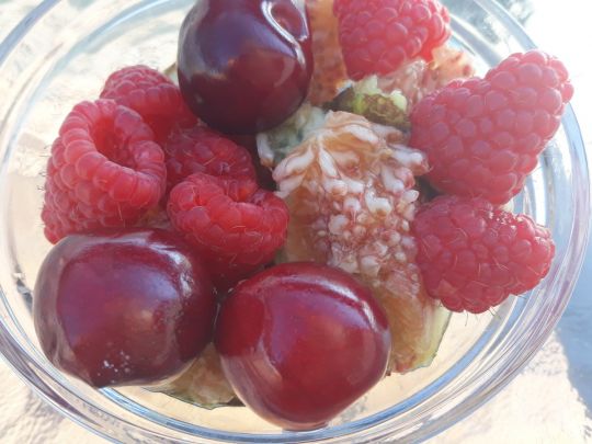 Фруктово-ягодный салат «Яркие краски июля»