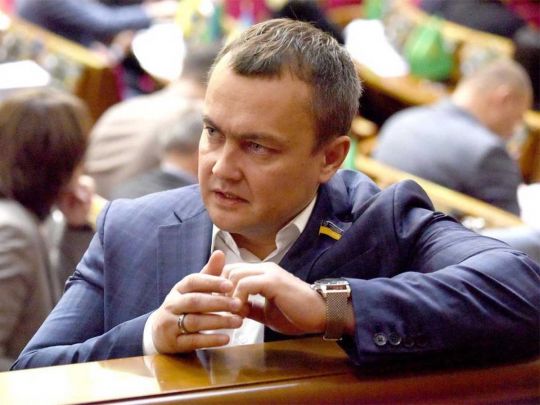 Депутат в залі засідань