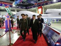 шойгу и Ким Чен Ын на выставке оружия в КНДР