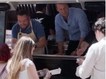 принц Вільям обслуговує покупців вуличної кухні на колесах