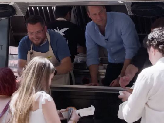 принц Вільям обслуговує покупців вуличної кухні на колесах