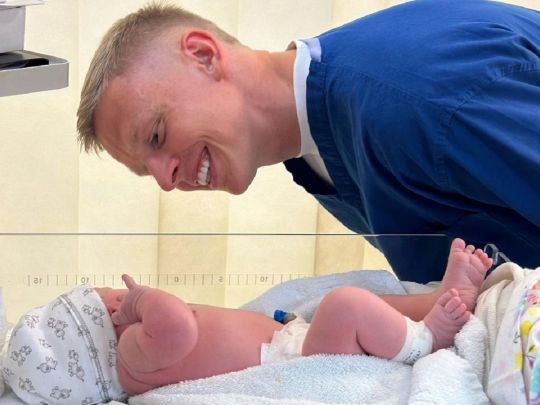 Зинченко с новорожденной малышкой