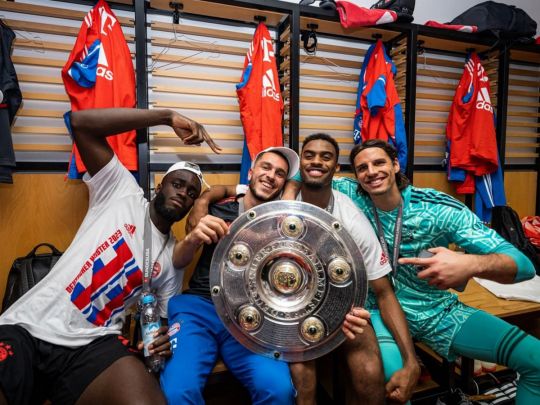 Футболисты Баварии с Серебряной салатницей