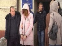 Підозрювана та поліцейський