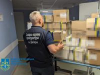 Співробітник прокуратури на складі