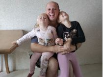 Максим Косоног із дочками