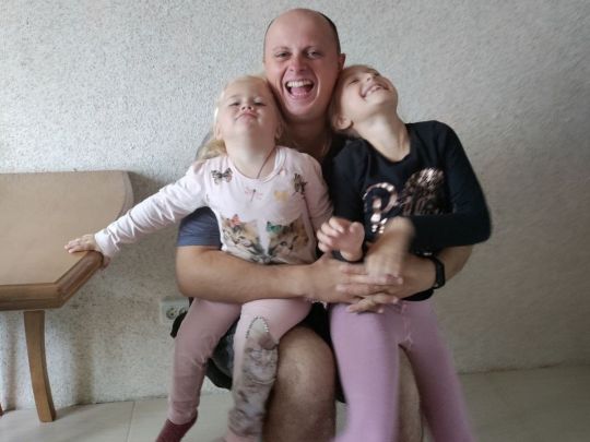 Максим Косоног с дочерьми