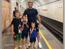 Григорій Решетнік із родиною в метро