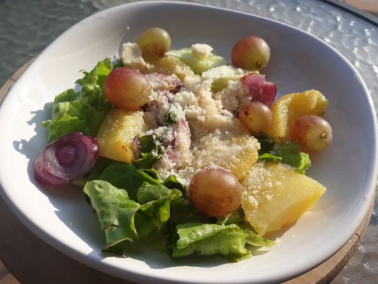 Салат с картофелем, виноградом и луком