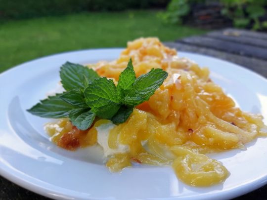 десерт із замороженим нектарином