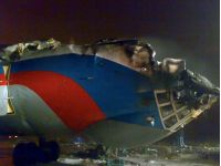 поврежденный самолет во Пскове