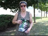мама загиблого Ігоря Бондарєва Ольга з його портретом