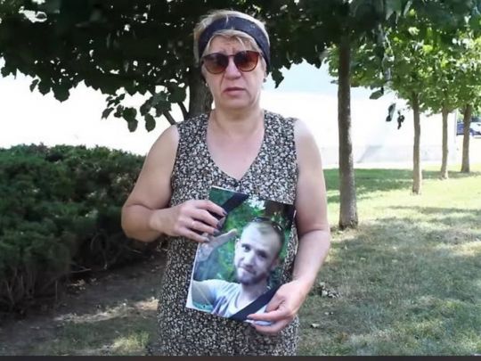 мама погибшего Игоря Бондарева Ольга с его портретом