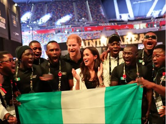 Принц Гарри и Меган Маркл с нигерийской командой Игр непокоренных