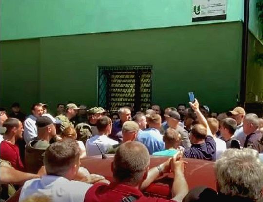На Закарпатті намагаються силою захопити Рахівський лісгосп