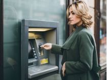 Отримання готівки в банкоматі