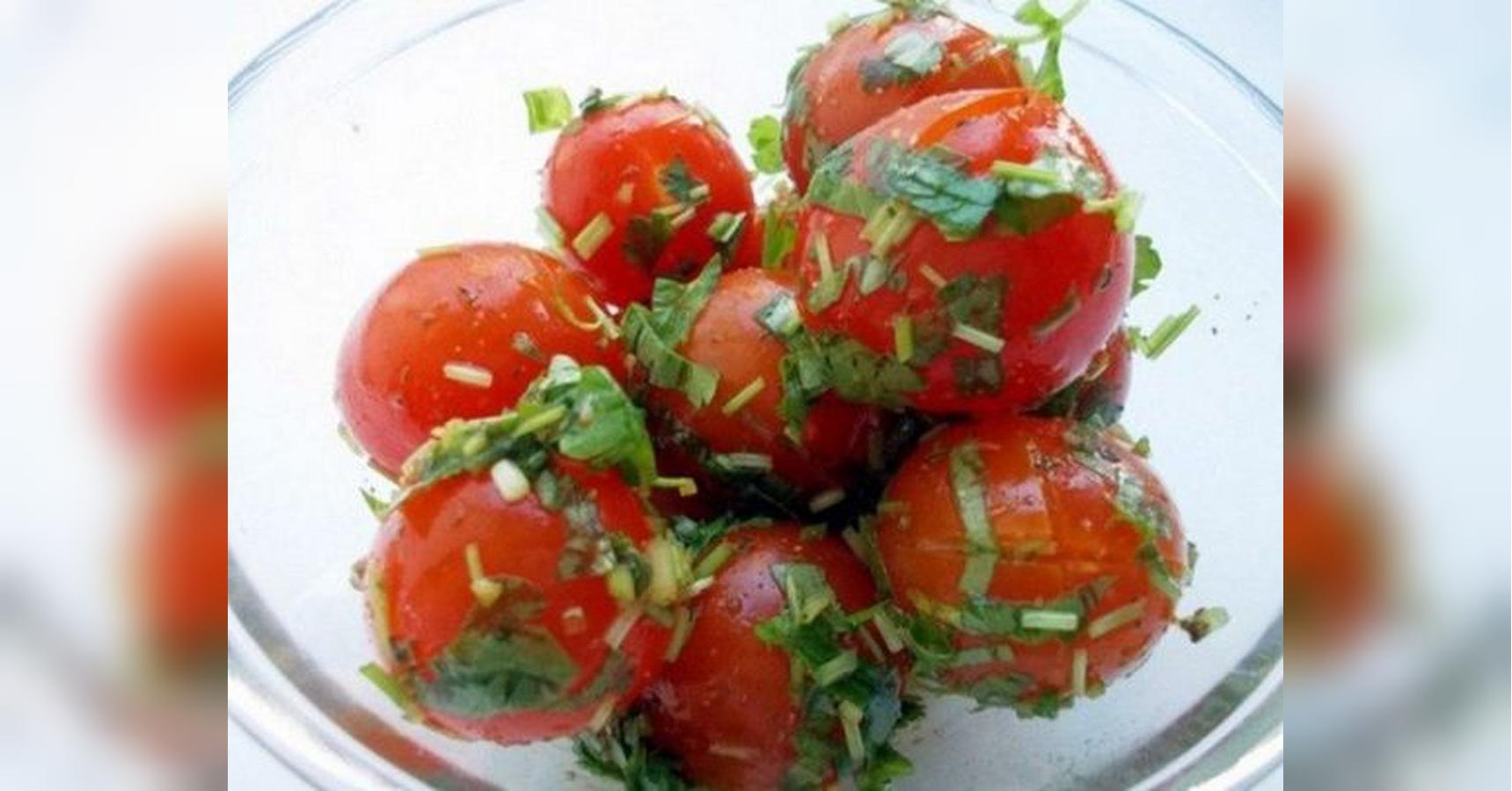 Вкусный рецепт помидор с чесноком. Помидоры черри малосольные помидоры черри. Малосольные помидоры черри быстрого приготовления. Малосольные помидорчики черри. Малосольные помидоры с чесноком.
