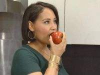 жінка їсть яблуко