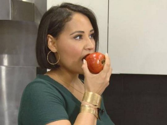 женщина ест яблоко