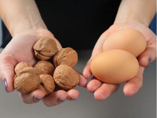 Яйца и орехи