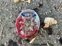 Значок поліцейського в крові