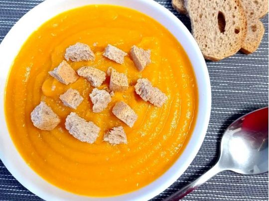 Крем-суп из сельдерея, картофеля, моркови и лука-порея