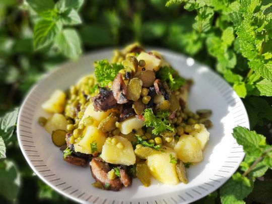 салат з картоплею та солоними огірками