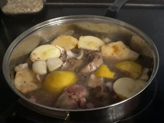 Куряча печінка з яблуками та цибулею