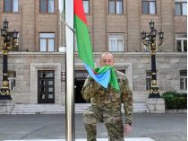 Ильхам Алиев поднимает флаг Азербайджана в Степанакерте