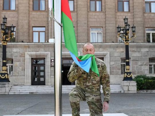 Ільхам Алієв піднімає прапор Азербайджану у Степанакерті