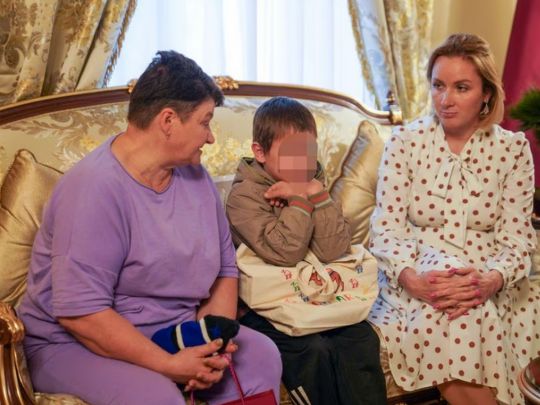 Звільнений хлопчик з бабусею