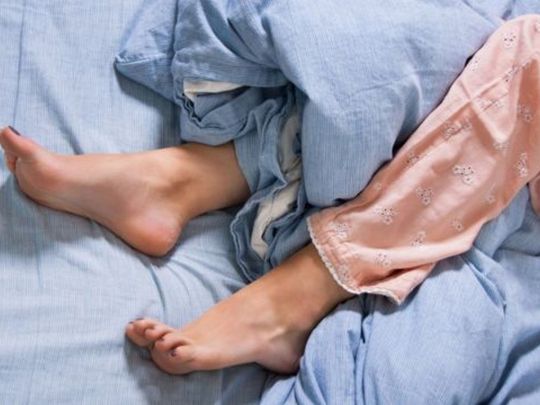 ноги в піжамі в ліжку