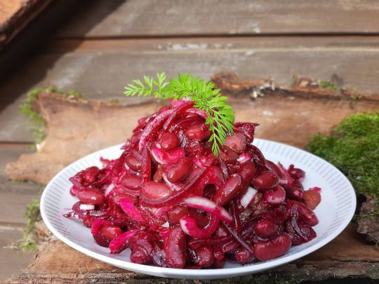 Квасоляний салат з маринованими огірками