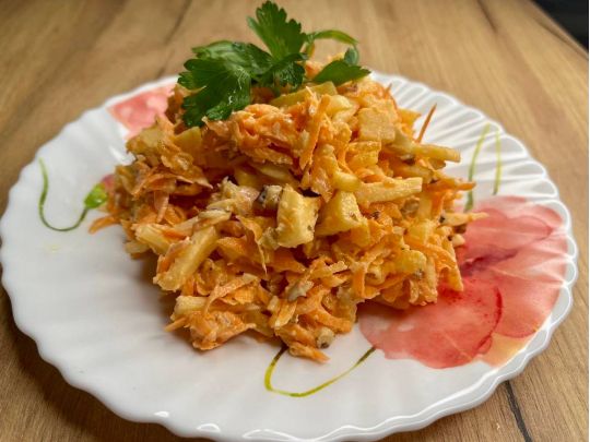 Салат із моркви, яблука та кураги
