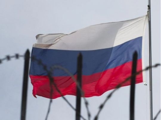 Прапор росії за колючим дротом